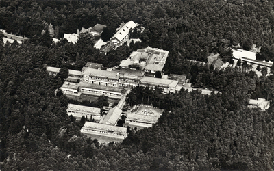 14509 Luchtfoto van het gebouwencomplex van het sanatorium Zonnegloren (Soesterbergsestraat) te Soest uit het ...